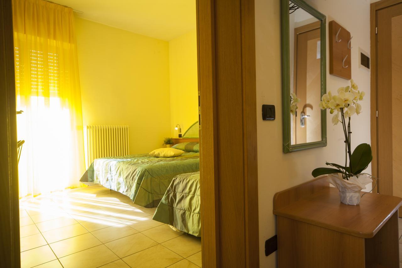 Residence Il Capodoglio Rimini Bagian luar foto