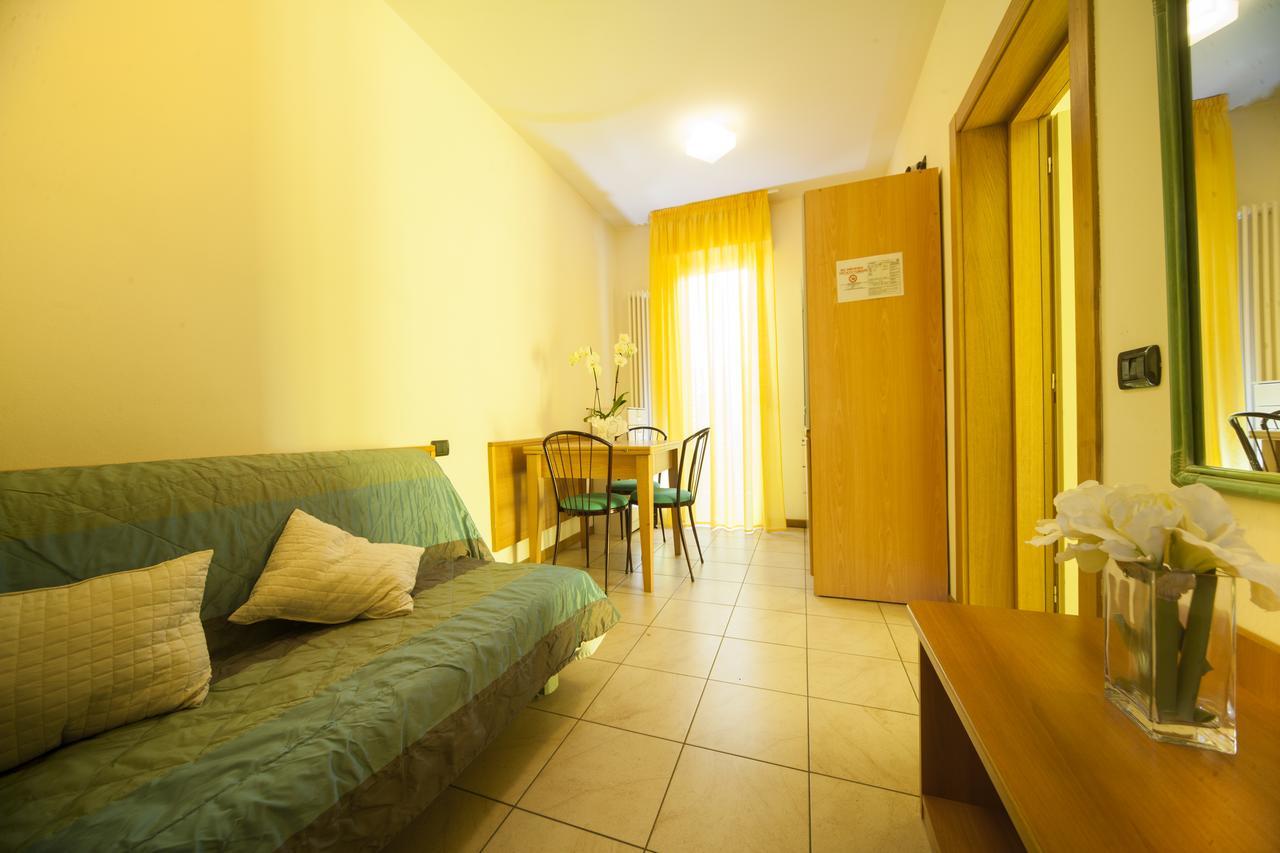 Residence Il Capodoglio Rimini Bagian luar foto
