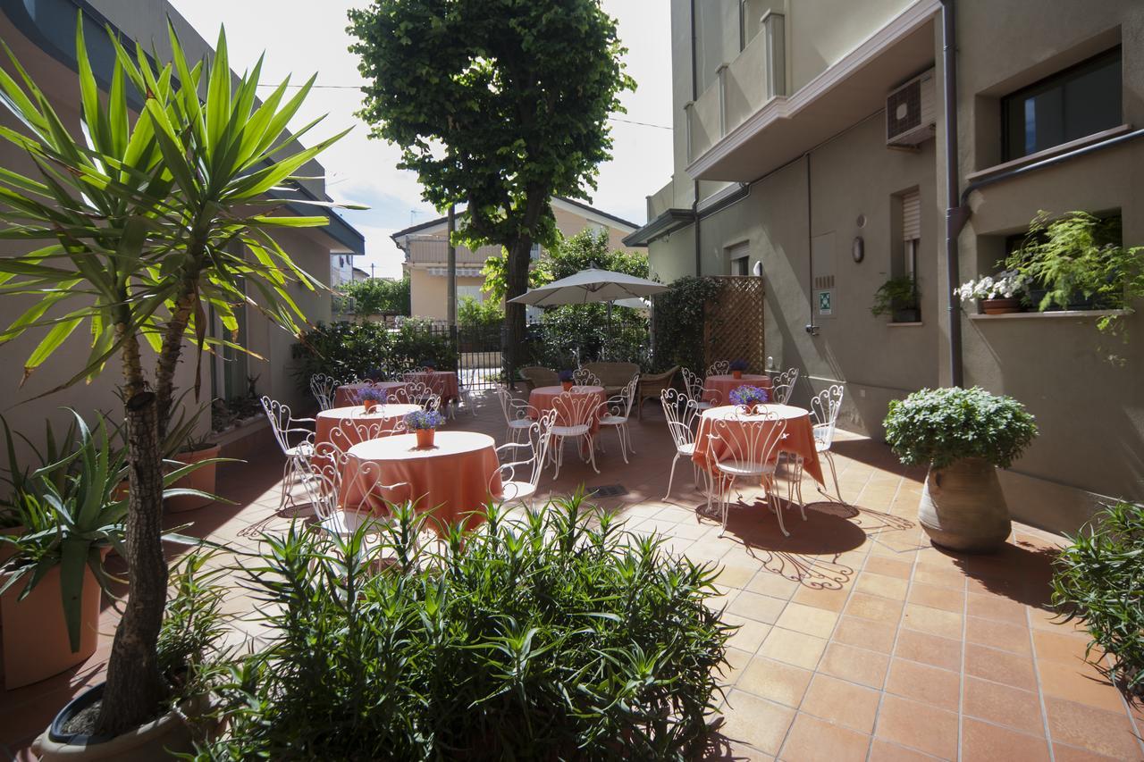 Residence Il Capodoglio Rimini Bagian luar foto